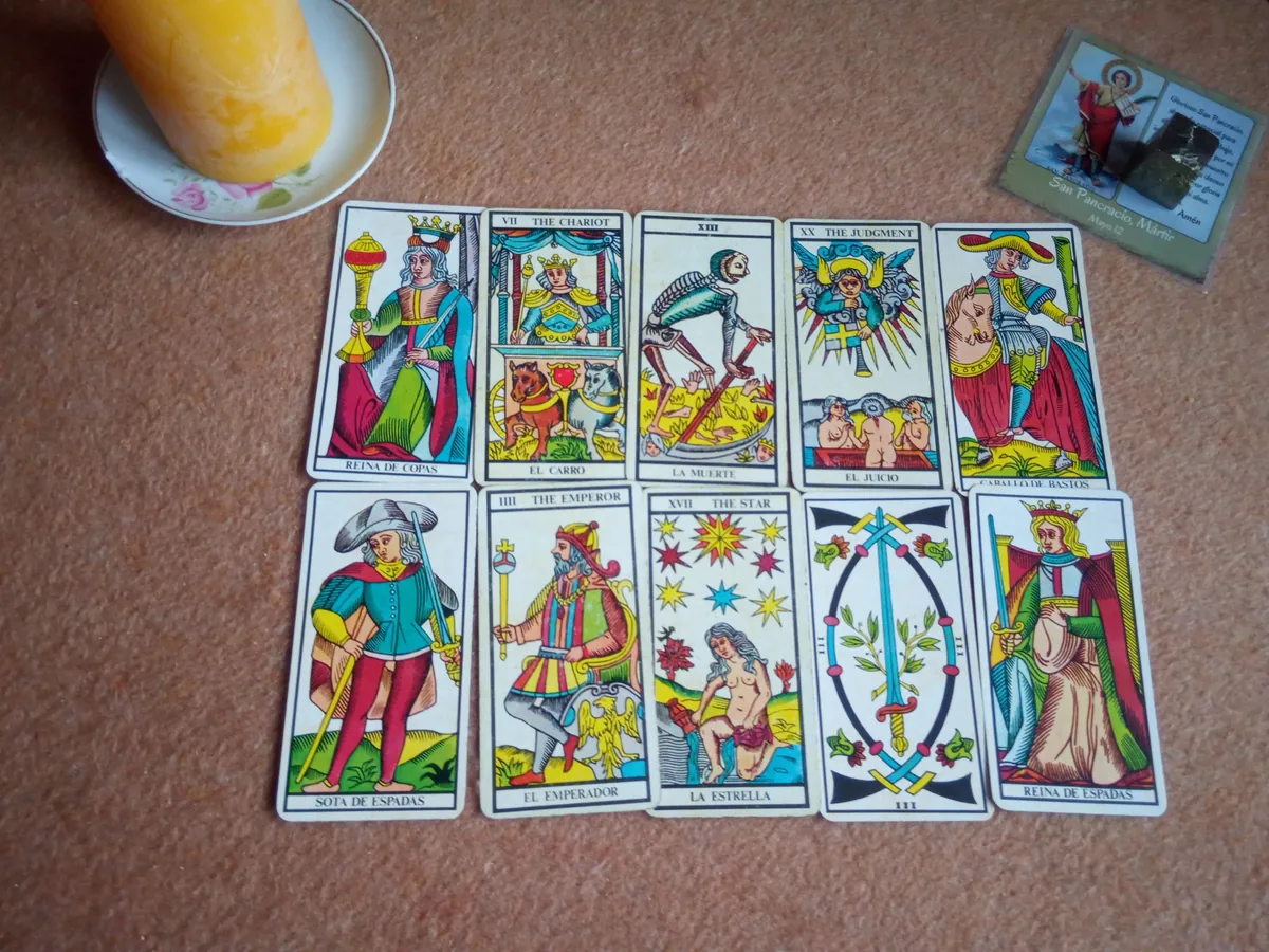 Cartas del tarot de Marsella extendidas sobre la mesa
