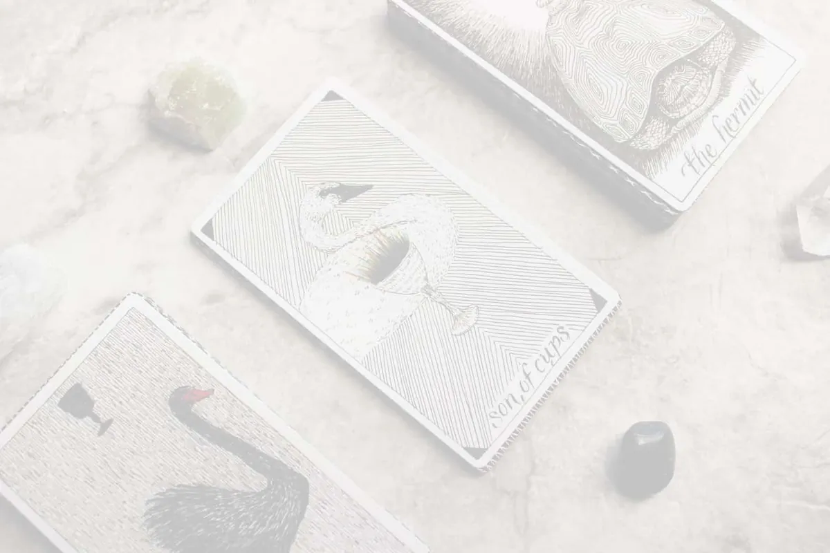 Cartas del tarot y cuarzos sobre mármol