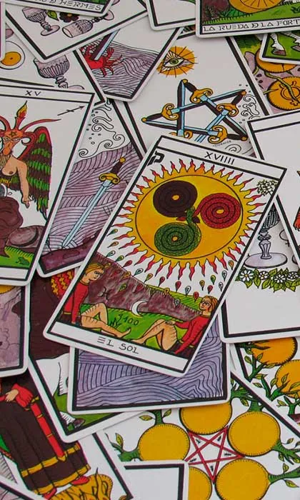 Cartas del tarot de Marsella esparcidas boca arriba