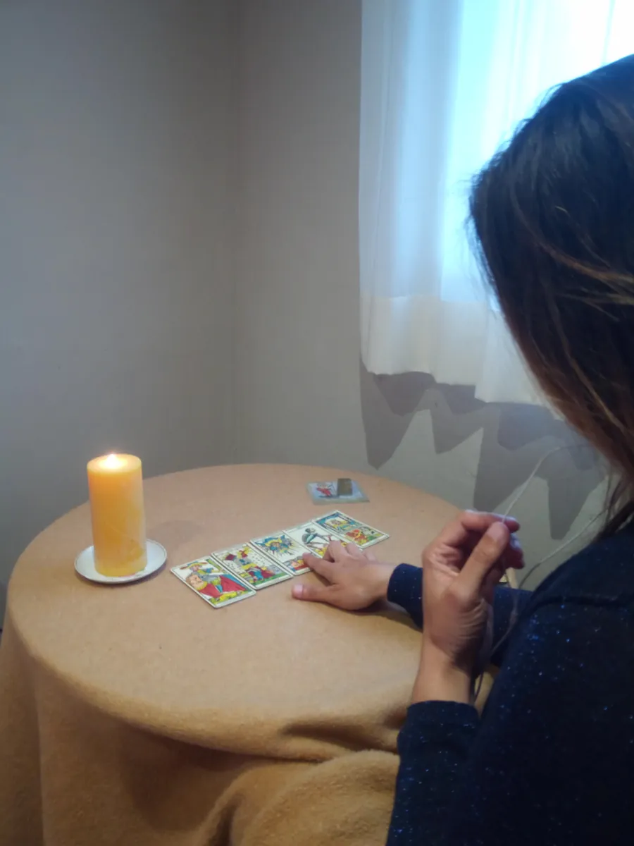 Mireia Astral tirando las cartas en su consulta